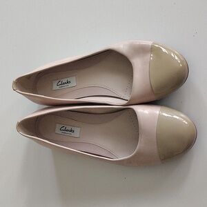 Clarks Women's Beige and Tan Flats Size 7.5